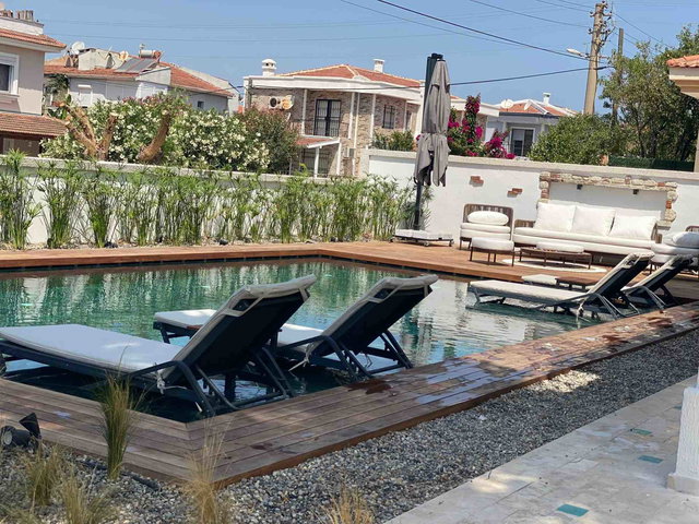 ALAÇATI MERKEZDE 6+1 ÖZEL HAVUZLU TAM MÜSTAKİL TRİPLEKS VİLLA