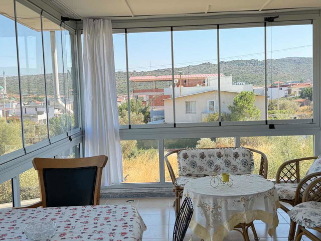 URLA GÜLBAHÇE KAYAPINARDA DENIZ MANZARALI EŞYALI 1+1