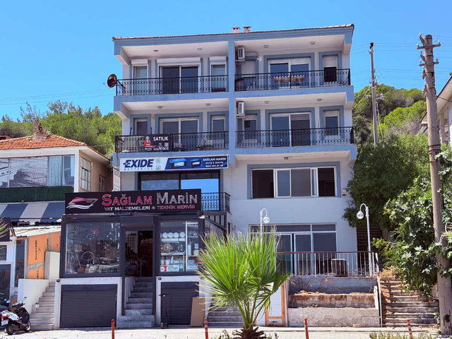 ÇEŞME LIMAN'IN KARŞISINDA, DENIZE 1. SIRA ÖZEL KONUMDA 2+1 DAIRE