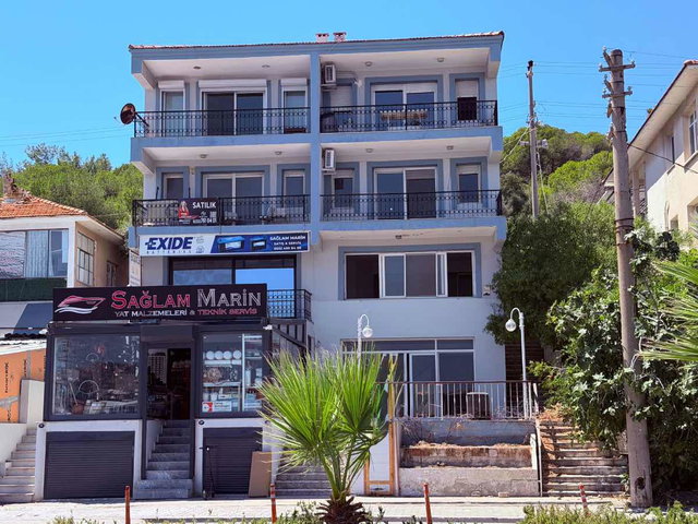 ÇEŞME LIMAN'IN KARŞISINDA, DENIZE 1. SIRA ÖZEL KONUMDA 2+1 DAIRE