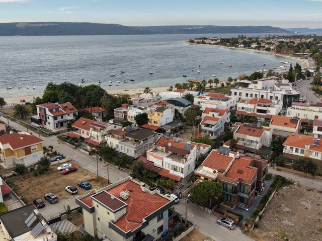 ÇANAKKALE DARDANOSTA DENİZE 50 METRE TRİPLEX VİLLA
