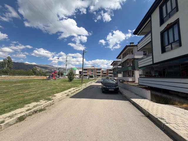 REMAX DEM'DEN ARSLANLI DA 140 M2 GENİŞ 3+1 SATILIK DAİRE