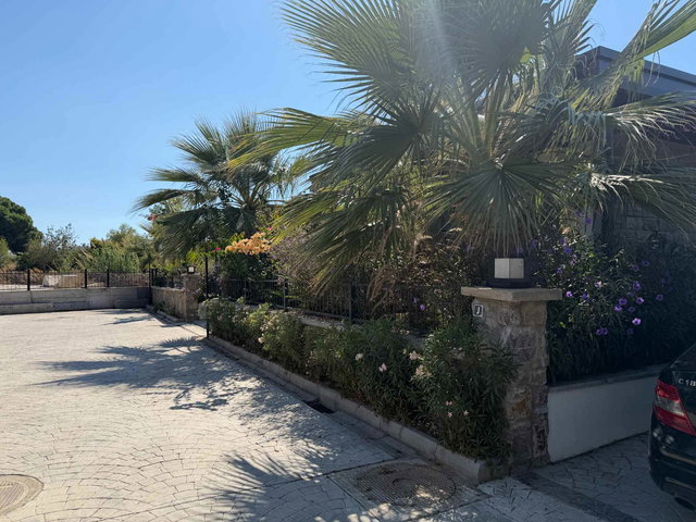 BODRUM KADIKALESI'NDE, HER YERE YÜRÜME MESAFESI, TEK KATLI, BAHÇELI, TAM MÜSTAKIL VILLA