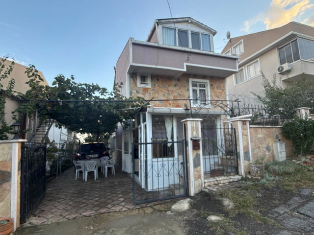 SİLİVRİ GÜMÜŞYAKA'DA 202M² ARSA İÇİNDE SATILIK 3 KATLI MÜSTAKİL