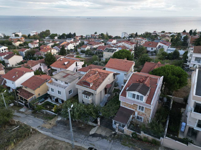 SİLİVRİ GÜMÜŞYAKA'DA 202M² ARSA İÇİNDE SATILIK 3 KATLI MÜSTAKİL