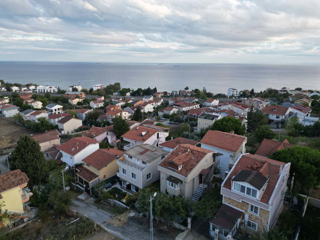 SİLİVRİ GÜMÜŞYAKA'DA 202M² ARSA İÇİNDE SATILIK 3 KATLI MÜSTAKİL