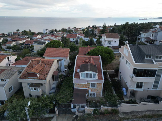 SİLİVRİ GÜMÜŞYAKA'DA 202M² ARSA İÇİNDE SATILIK 3 KATLI MÜSTAKİL