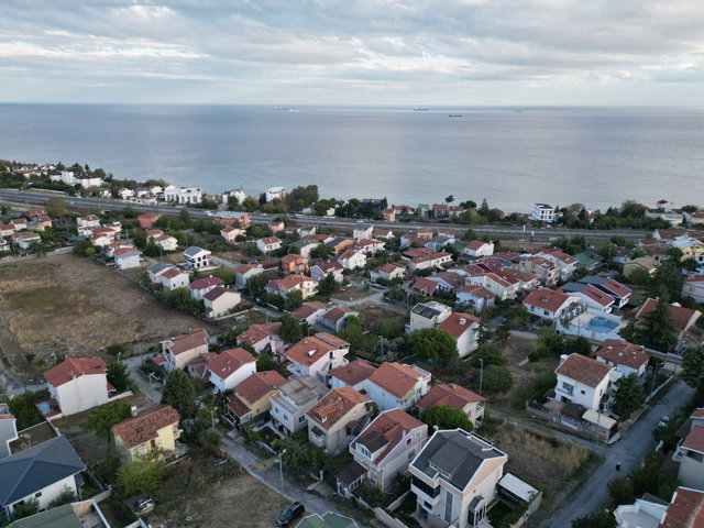 SİLİVRİ GÜMÜŞYAKA'DA 202M² ARSA İÇİNDE SATILIK 3 KATLI MÜSTAKİL