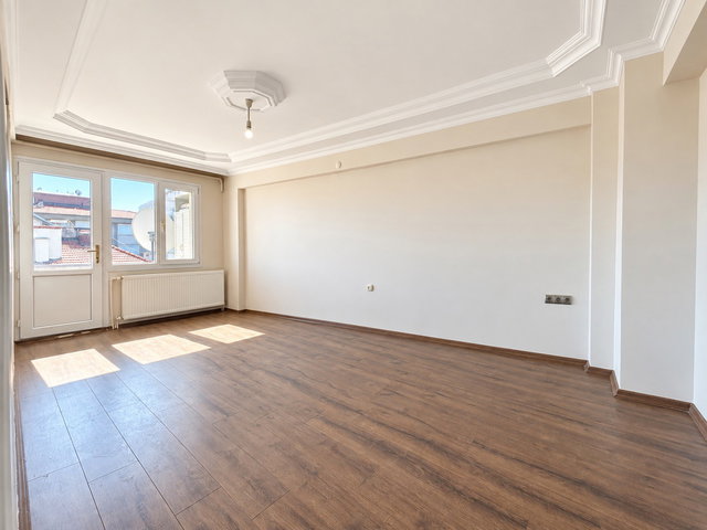 GÜZELYALI’DA SAHİLE YAKIN • OTOPARKLI • 125 M² NET 3+1 EN ÜST KAT