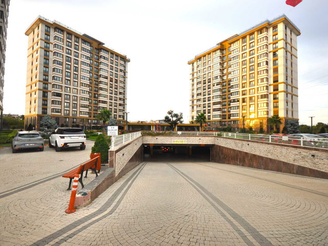 METRO YANINDA LÜKS YAŞAM KONFORLU KASRI LENA SİTESİNDE GENİŞ 2+1