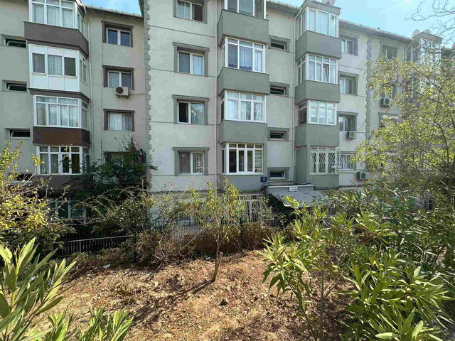 BORNOVA EVKA-3’TE CADDE ÜZERINDE SATILIK GENIŞ VE KULLANIŞLI 2+1