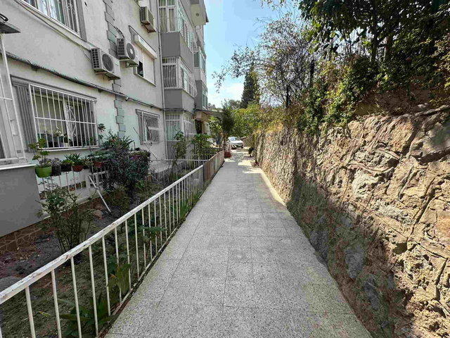 BORNOVA EVKA-3’TE CADDE ÜZERINDE SATILIK GENIŞ VE KULLANIŞLI 2+1