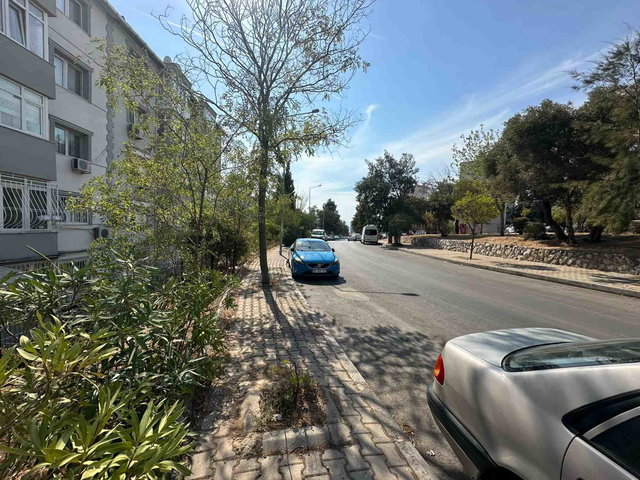 BORNOVA EVKA-3’TE CADDE ÜZERINDE SATILIK GENIŞ VE KULLANIŞLI 2+1