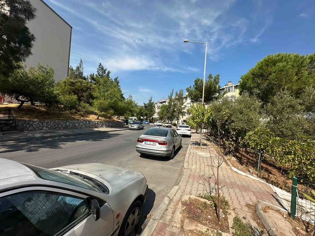 BORNOVA EVKA-3’TE CADDE ÜZERINDE SATILIK GENIŞ VE KULLANIŞLI 2+1