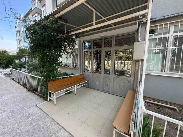 BORNOVA EVKA-3’TE CADDE ÜZERINDE SATILIK GENIŞ VE KULLANIŞLI 2+1