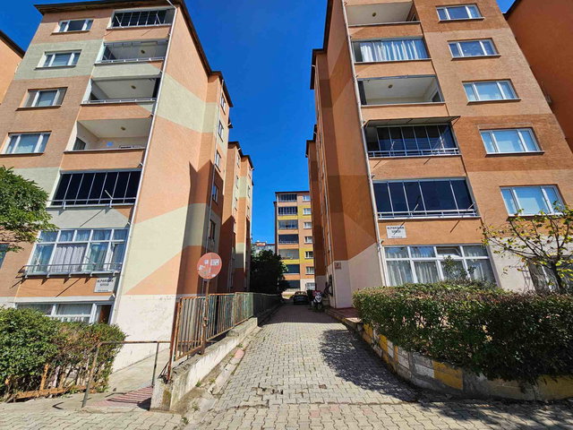 ÇAYIROVA AKSE MAH. ALPARSLAN SITESI'NDE KIRALIK GENIŞ 3+1 DAIRE