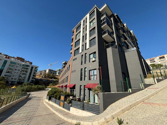 ÇİĞLİ KÜÇÜK ÇİĞLİ'DE ATLAS LİFE SİTESİ'NDE 3. KAT KÖŞE 2+1 SATILIK DAİRE