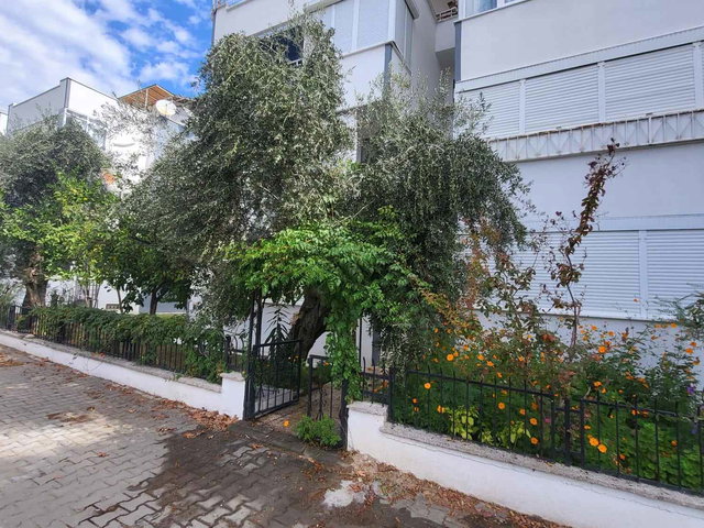 ALTINOLUK'TA MERKEZİ KONUMDA DENİZE YAKIN SATILIK 2+1 ARA KAT DAİRE