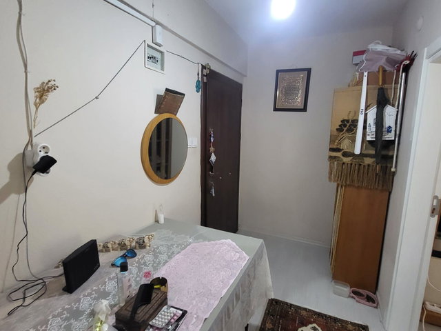 ALTINOLUK'TA MERKEZİ KONUMDA DENİZE YAKIN SATILIK 2+1 ARA KAT DAİRE