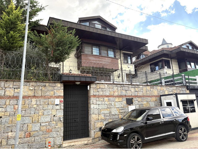 ÜSKÜDAR ÇENGELKÖY GÜZELTEPE’DE SATILIK MÜSTAKİL HAVUZLU VİLLA
