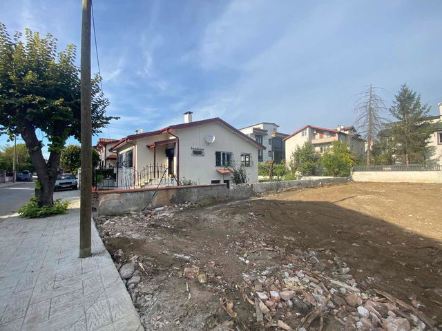 REMAX MAVİDEN 350 M2 BAHÇE KULLANIMLI TEK KATLI HUZURLU SOKAKTA KAPALI GARAJLI