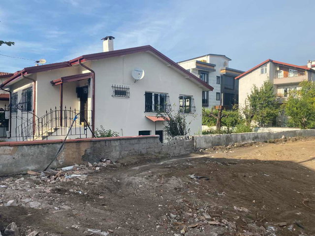 REMAX MAVİDEN 350 M2 BAHÇE KULLANIMLI TEK KATLI HUZURLU SOKAKTA KAPALI GARAJLI