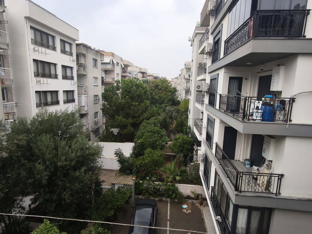 KARŞIYAKA BAHÇELİEVLER MERKEZİ KONUMDA BAKIMLI 2+1 KIRALIK DAİRE