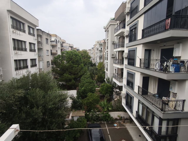 KARŞIYAKA BAHÇELİEVLER MERKEZİ KONUMDA BAKIMLI 2+1 KIRALIK DAİRE