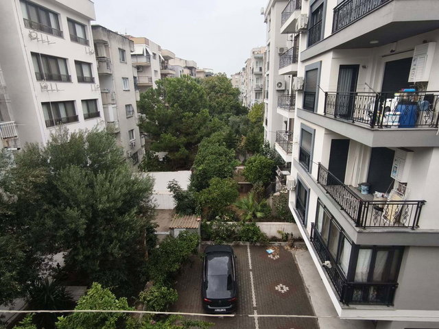 KARŞIYAKA BAHÇELİEVLER MERKEZİ KONUMDA BAKIMLI 2+1 KIRALIK DAİRE