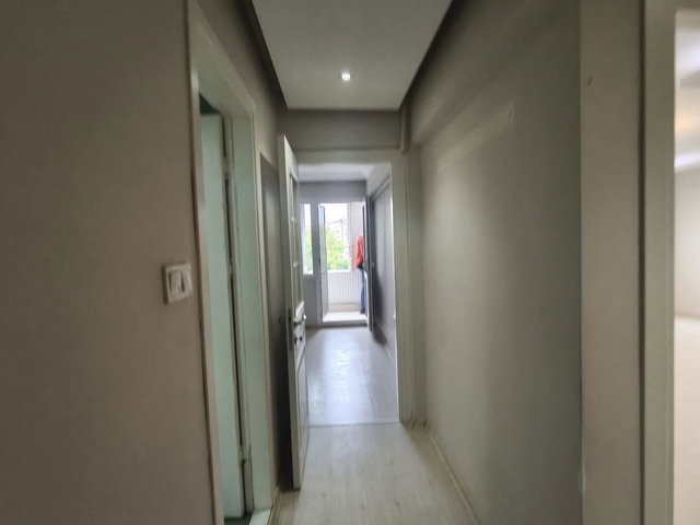 KARŞIYAKA BAHÇELİEVLER MERKEZİ KONUMDA BAKIMLI 2+1 KIRALIK DAİRE