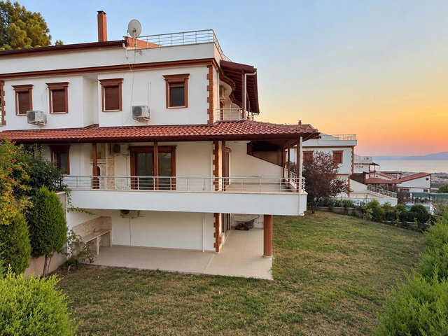 SOĞUCAKTA DENİZ MANZARASI VE GENİŞ BAHÇE PAYI BULUNAN VİLLA