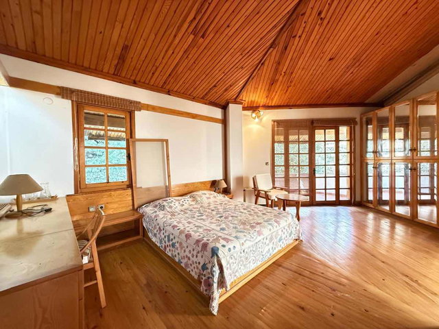 SAPANCA'DA GÖL MANZARALI 3.216M² ARSA İÇERISINDE SATILIK VILLA