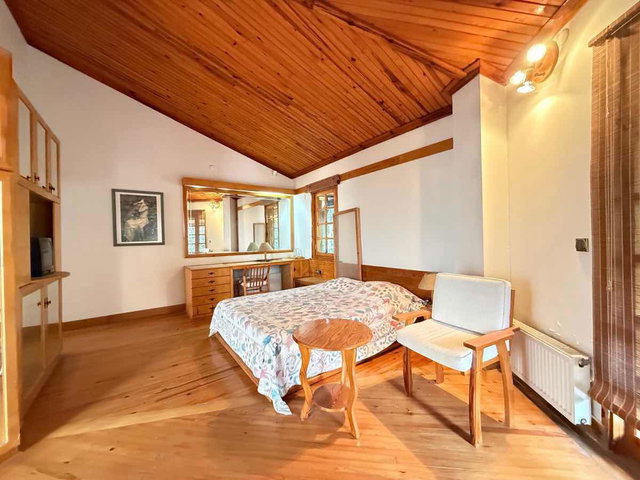 SAPANCA'DA GÖL MANZARALI 3.216M² ARSA İÇERISINDE SATILIK VILLA