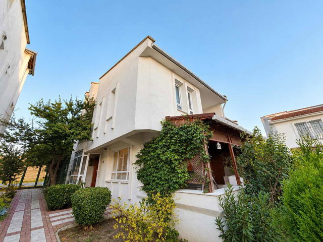 BÜYÜKÇEKMECE CELALIYE SITE İÇERISINDE TADILATLI YAZLIK VILLA