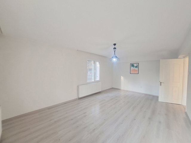 BORNOVA EVKA 3'TE 3+1, 3 CEPHELİ, OKULLAR, SANAYİ VE METROYA YAKIN KİRALIK DAİRE