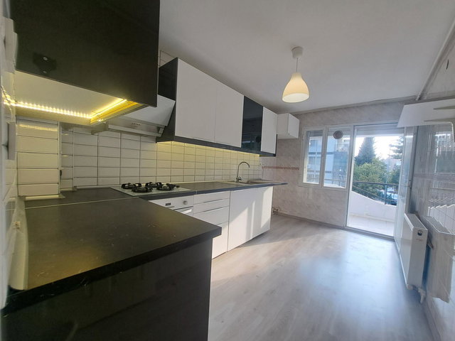 BORNOVA EVKA 3'TE 3+1, 3 CEPHELİ, OKULLAR, SANAYİ VE METROYA YAKIN KİRALIK DAİRE