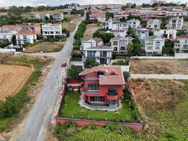 BÜYÜKÇEKMECE GÜZELCE DENIZ MANZARALI MÜSTAKIL ÜÇ KATLI 5 + 1 SATILIK VILLA