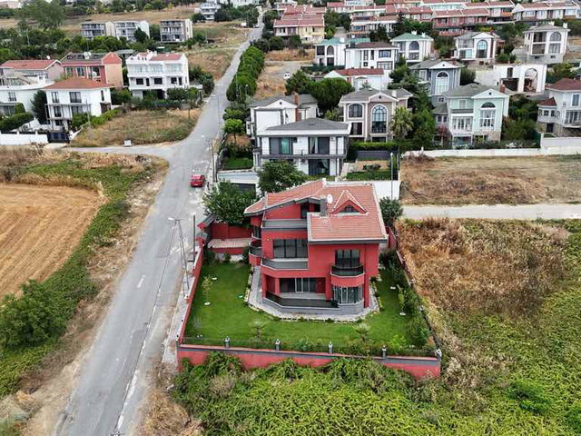 BÜYÜKÇEKMECE GÜZELCE DENIZ MANZARALI MÜSTAKIL ÜÇ KATLI 5 + 1 SATILIK VILLA