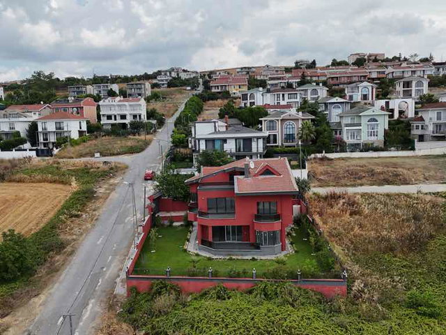 BÜYÜKÇEKMECE GÜZELCE DENIZ MANZARALI MÜSTAKIL ÜÇ KATLI 5 + 1 SATILIK VILLA