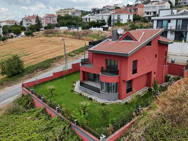 BÜYÜKÇEKMECE GÜZELCE DENIZ MANZARALI MÜSTAKIL ÜÇ KATLI 5 + 1 SATILIK VILLA