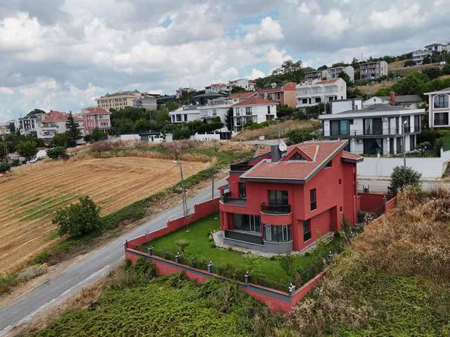 BÜYÜKÇEKMECE GÜZELCE DENIZ MANZARALI MÜSTAKIL ÜÇ KATLI 5 + 1 SATILIK VILLA