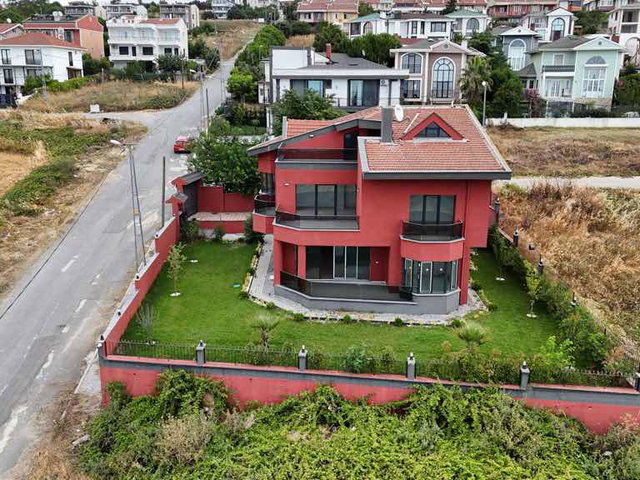 BÜYÜKÇEKMECE GÜZELCE DENIZ MANZARALI MÜSTAKIL ÜÇ KATLI 5 + 1 SATILIK VILLA