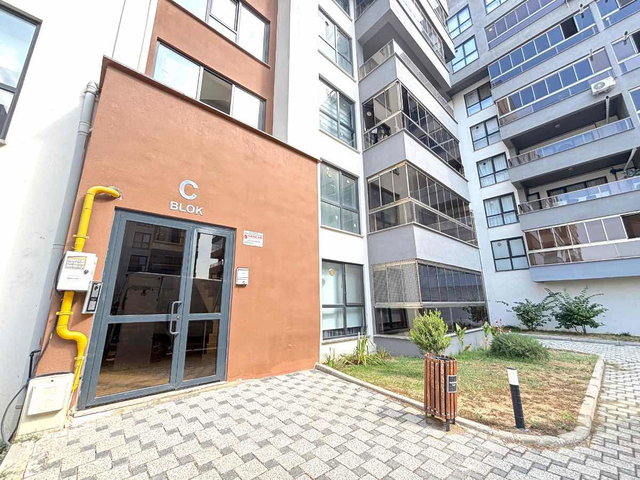 REMAX BEYAZ / NAIM SÜLEYMANOĞLU BULVARINDA KIRALIK 3+1