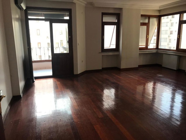 BAĞDAT CADDESİ SAHİL TARAFINDA GENİŞ 3+1 GENÇ DAİRE