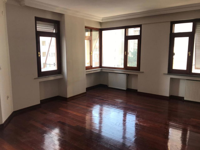 BAĞDAT CADDESİ SAHİL TARAFINDA GENİŞ 3+1 GENÇ DAİRE