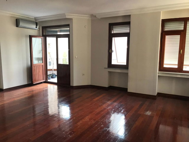 BAĞDAT CADDESİ SAHİL TARAFINDA GENİŞ 3+1 GENÇ DAİRE