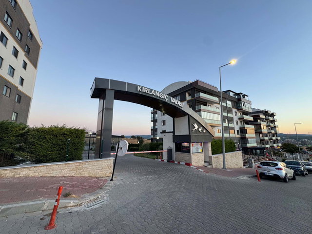 KIRLANGIÇ VADİSİ’NDE ÖNÜ AÇIK, TERASLI 4+1 SATILIK DUBLEKS DAİRE