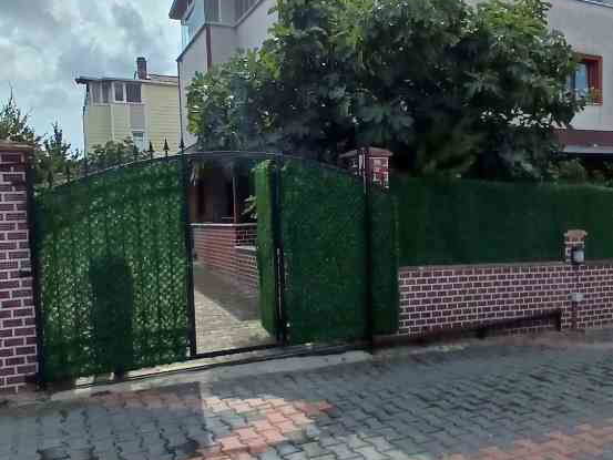 ARNAVUTKÖY, BOLLUCA , MAVIGÖL EVLERI SITESINDE 500M2 ARSA IÇERISINDE SATILIK VİLLA .