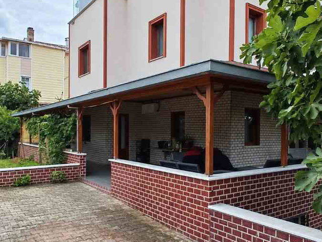 ARNAVUTKÖY, BOLLUCA , MAVIGÖL EVLERI SITESINDE 500M2 ARSA IÇERISINDE SATILIK VİLLA .