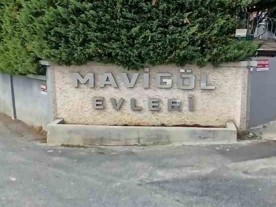 ARNAVUTKÖY, BOLLUCA , MAVIGÖL EVLERI SITESINDE 500M2 ARSA IÇERISINDE SATILIK VİLLA .